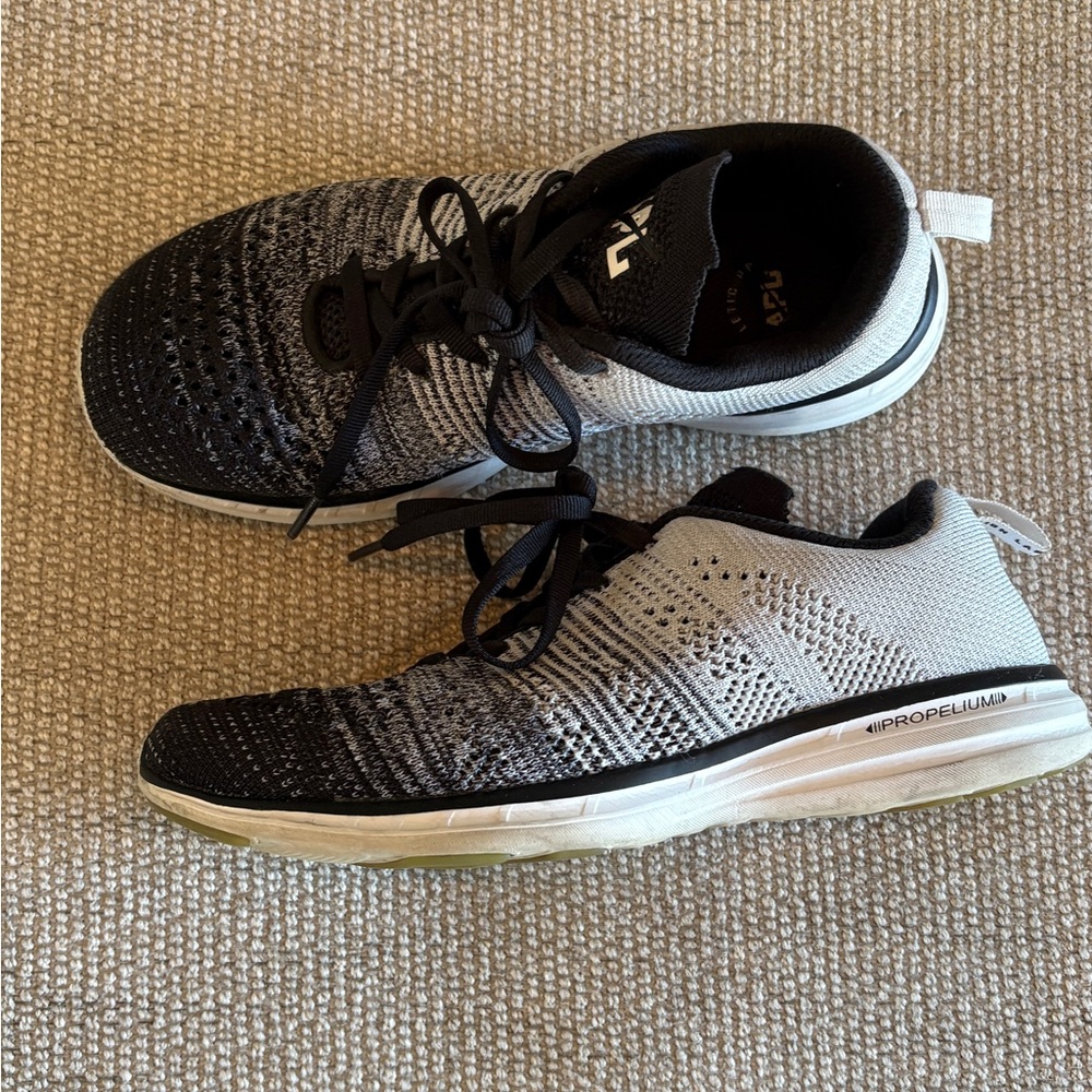 APL Techloom Pro in white, heather gray and black